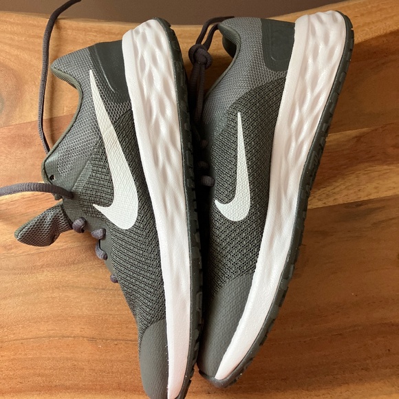 Nike Revolution 6 GS Kid's Running Shoes, Unsex, Size 4 Great for Back To School - Picture 5 of 7